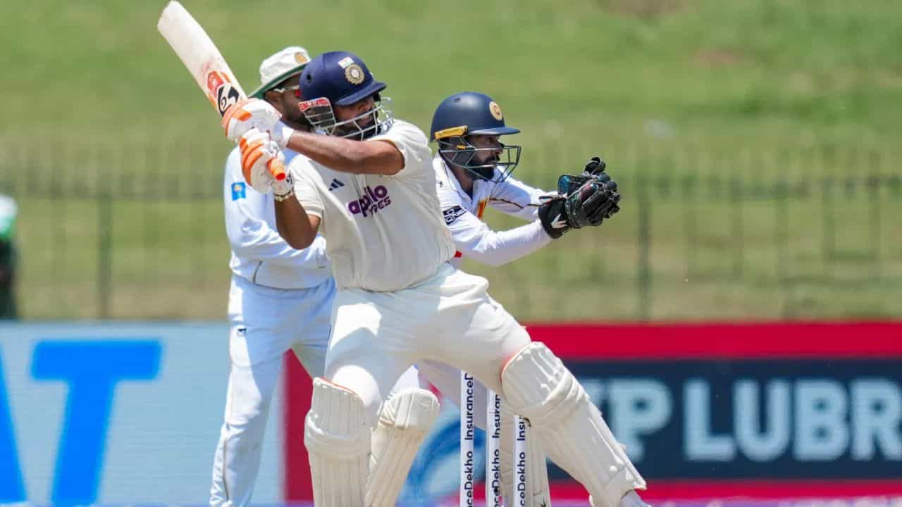 Rishabh Pant WTC Record: కొలంబోలో భారత్, శ్రీలంక మధ్య జరుగుతోన్న రెండో టెస్టులో భారత్ తమ తొలి ఇన్నింగ్స్ను 503 పరుగుల వద్ద డిక్లేర్ చేసింది. ఈక్రమంలో భారత జట్టు తరపున రెండు సెంచరీలు, రెండు హాఫ్ సెంచరీలు నమోదయ్యాయి. ఈ రెండు హాఫ్ సెంచరీల్లో రిషబ్ పంత్ పేరిట ఒకటి ఉంది. ఈ హాఫ్ సెంచరీతో పంత్, కెప్టెన్ గిల్ రికార్డును బద్దలు కొట్టడం విశేషం.