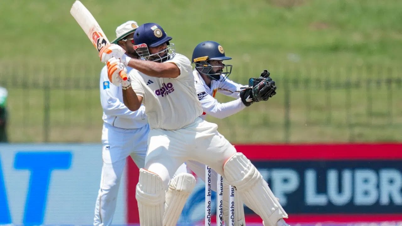Rishabh Pant WTC Record: కొలంబోలో భారత్, శ్రీలంక మధ్య జరుగుతోన్న రెండో టెస్టులో భారత్ తమ తొలి ఇన్నింగ్స్ను 503 పరుగుల వద్ద డిక్లేర్ చేసింది. ఈక్రమంలో భారత జట్టు తరపున రెండు సెంచరీలు, రెండు హాఫ్ సెంచరీలు నమోదయ్యాయి. ఈ రెండు హాఫ్ సెంచరీల్లో రిషబ్ పంత్ పేరిట ఒకటి ఉంది. ఈ హాఫ్ సెంచరీతో పంత్, కెప్టెన్ గిల్ రికార్డును బద్దలు కొట్టడం విశేషం.