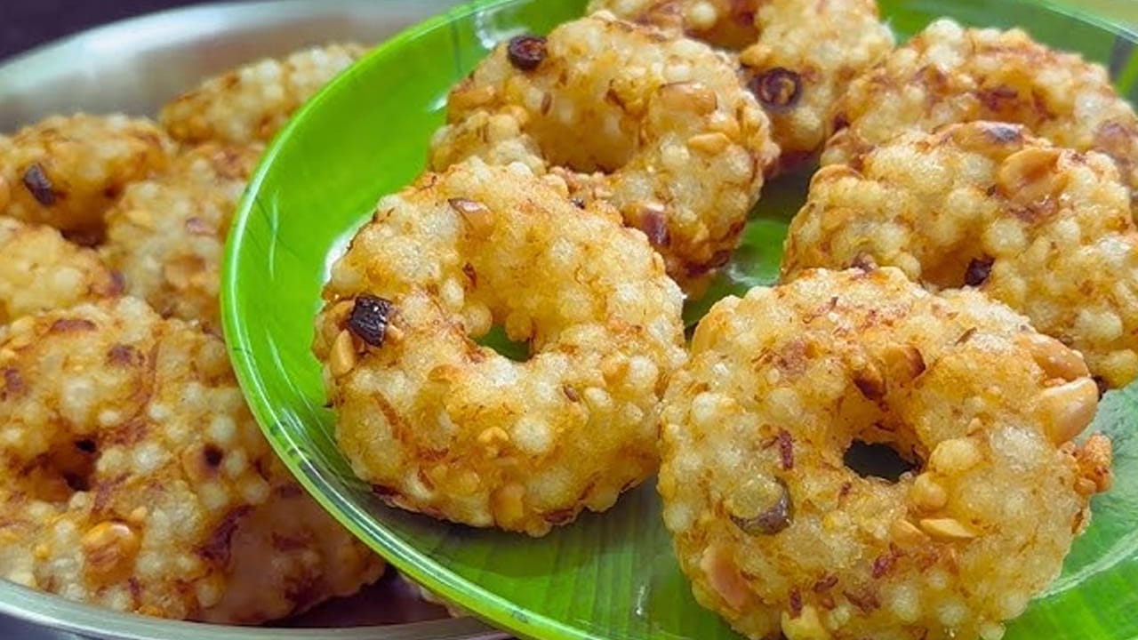 
సగ్గుబియ్యం వడలు తయారి విధానం : ముందుగా మీరు సగ్గుబియ్యం తీసుకుని వాటిని  మంచిగా కడిగి  15 నిమిషాలు పాటు వీటిని మంచిగా నానబెట్టాలి. కొద్దీ సేపటి తర్వాత దీనిలో ఉన్న  నీరు మొత్తాన్ని వంపేసి సగ్గుబియ్యం మాత్రమే ఒక గిన్నెలో  పెట్టుకోవాలి. దీనిని  సరైన కొలతలతో  చేస్తే ఎంతో టేస్టీగా ఉంటాయి. వీటిని ఎక్కువగా పల్లె టూర్లలో చేసుకుని తింటారు. 
 