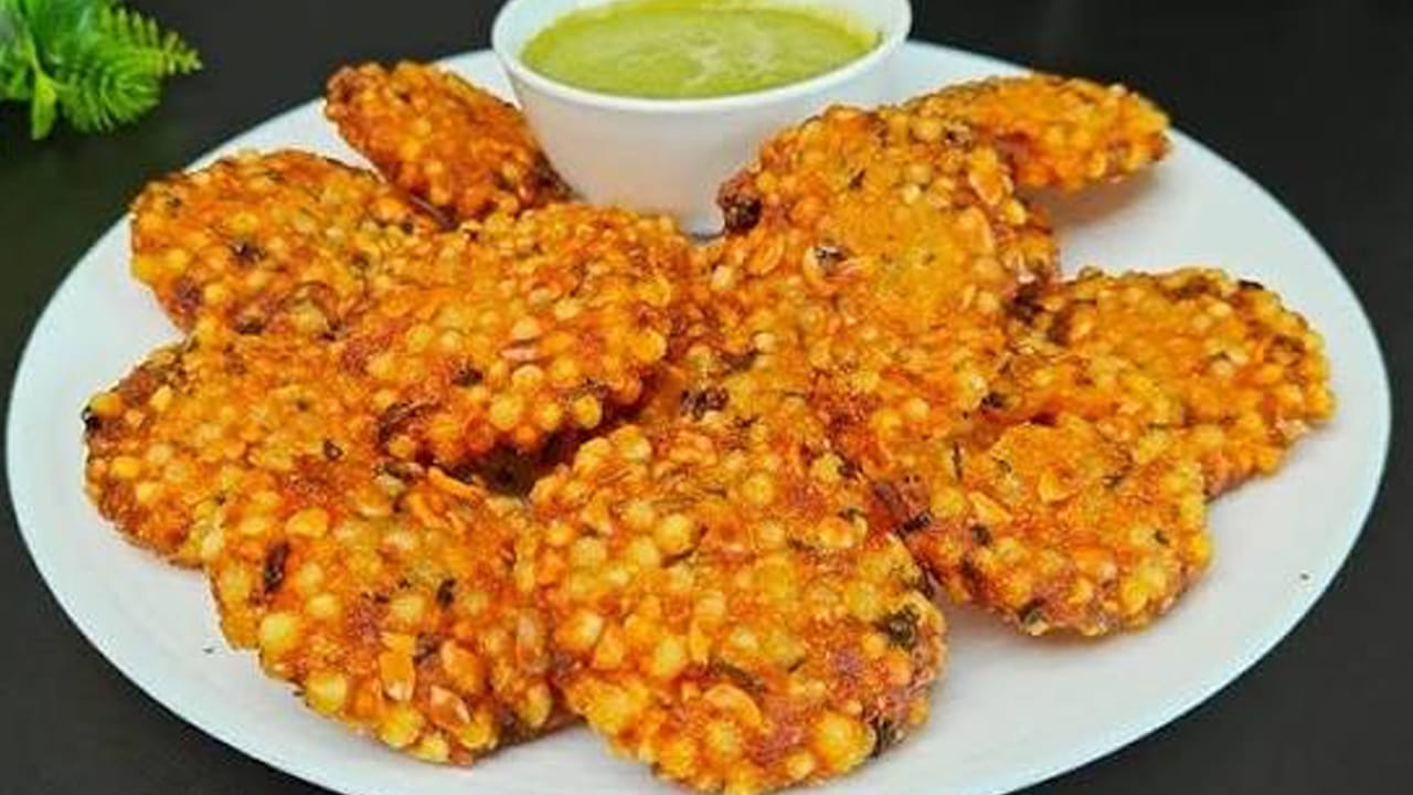 సగ్గుబియ్యం వడలకు కావాల్సిన పదార్ధాలు :  మూడు కప్పులు మినపప్పు, రెండు చిన్న ఉల్లిపాయలు , 4  పచ్చిమిర్చి, ఒక కప్పు సగ్గు బియ్యం, ఒక టేబుల్ స్పూన్  అల్లం పేస్ట్ , ఐదు కరివేపాకు ఆకులు, ఒక కట్ట కొత్తిమీర,  ఒక టీ స్పూన్ జీలకర్ర, రెండు టేబుల్ స్పూన్స్ బియ్యపు పిండి,  రుచికి తగినంత ఉప్పు, సగ్గుబియ్యం వడలు కాల్చుకోవడానికి సరిపడా నూనెను తీసుకోవాలి.
