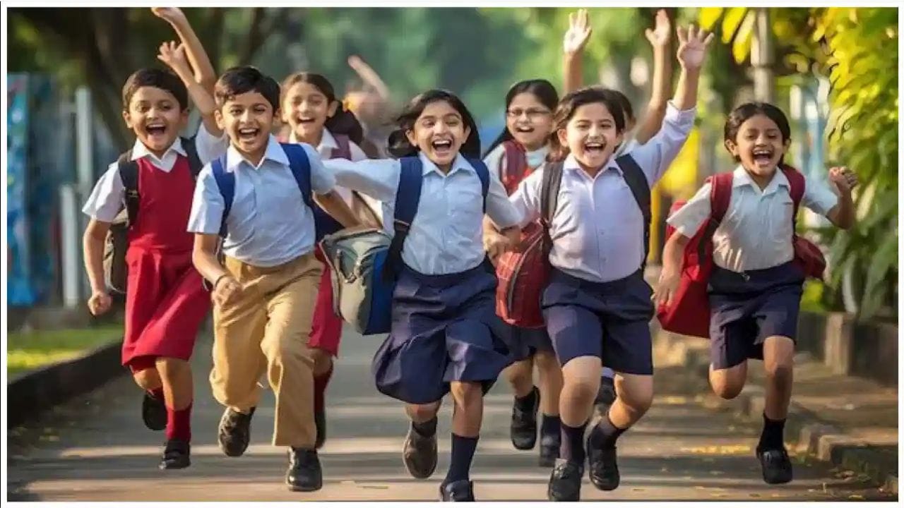 కేరళలో సెలవులు: ఇక కేరళలోనూ స్కూళ్లకు వరుస సెలవులు ఉన్నాయి. గత కొన్ని రోజులుగా కేరళ వ్యాప్తంగా భారీ వర్షాలు కురుస్తున్నాయి. పలు ప్రాంతాల్లో కొండచరియలు విరిగిపడి ప్రమాదాలు కూడా చోటుచేసుకున్నాయి. ఈ నేపథ్యంలో రాష్ట్రంలోని 8 జిల్లాలకు భారీ వర్ష సూచనలు జారీ చేసింది వాతావరణ శాఖ. అలాగే వర్షాల నేపథ్యంలో పాఠశాలలకు కూడా సెలవులు ప్రకటించింది. గత వారం రోజులుగా కేరళ వ్యాప్తంగా స్కూల్స్ మూతపడే ఉన్నాయి.