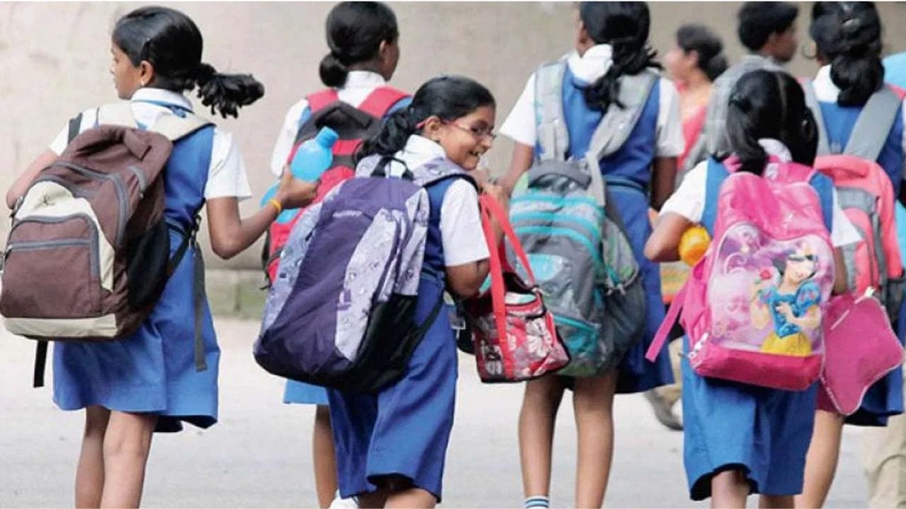 మణిపూర్, కర్ణాటకలో సెలవులు: ఇక మణిపూర్లోనూ ఆగస్టు 13ను రాష్ట్ర ప్రభుత్వం సెలవు దినంగా ప్రకటించింది. పేట్రియాట్స్ డే (Patriots' Day) సందర్భంగా ఆగస్టు 13వ తేదీన రాష్ట్ర వ్యాప్తంగా స్కూల్స్, కాలేజీలకు సెలవు ప్రకటిస్తూ ప్రభుత్వ ఉత్తర్వులు జారీ చేసింది. అటు కర్ణాటకలో కూడా భారీ వర్షాల నేపథ్యంలో పలు జిల్లాల్లోని స్కూళ్లకు రాష్ట్ర ప్రభుత్వం సెలవులు ప్రకటించింది.