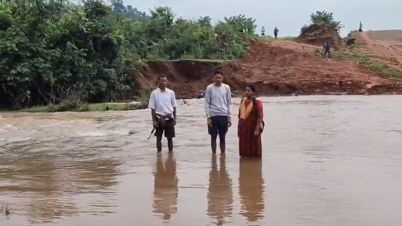 కళ్లముందే మృత్యువులా దూసుకొచ్చిన వాగు.. స్కూల్ టీచర్ను లాక్కెళ్లిన నీరు!