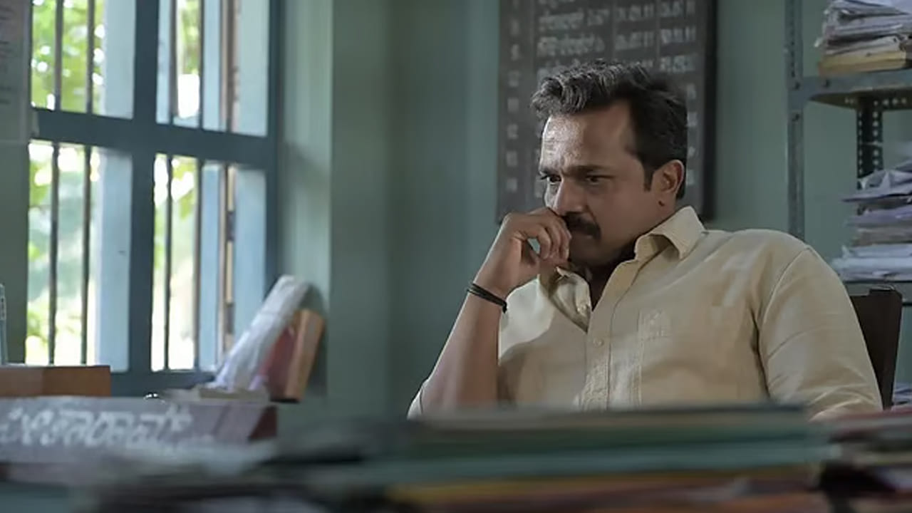 అయితే ఇక్కడ దిగ్భ్రాంతికరమైన విషయం ఏమిటంటే, ఆ అమ్మాయి మూడు నెలల క్రితం ఆత్మహత్య చేసుకుంటుంది. చనిపోయిన అమ్మాయిని ఎవరు, ఎలా హింసిస్తున్నారు? దీని వెనుక ఉన్న రహస్యం ఏమిటి? ఈ ప్రశ్నలకు సమాధానాలు వెతుకుతున్న క్రమంలో, కథ ప్రతి 20 నిమిషాలకు కొత్త, ఊహించని మలుపులు తీసుకుంటుంది. అంటే, ఈ సినిమా ప్రతి 20 నిమిషాలకు మన ముందు ఏదో ఒక కొత్త విషయాన్ని ఉంచుతుందన్నమాట.