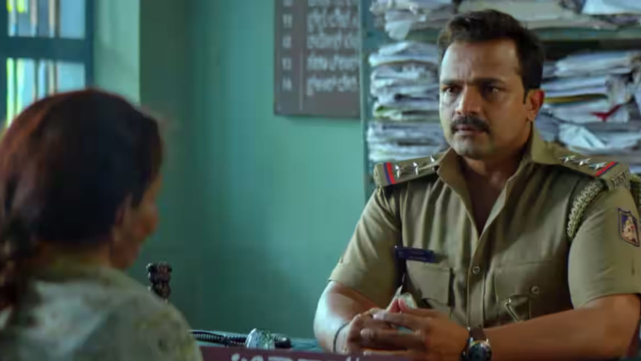 మనం మాట్లాడుకుంటున్న ఈ సినిమా పేరు 'సెకండ్ కేస్ ఆఫ్ సీతారాం'. దీనిని అమెజాన్ ప్రైమ్ వీడియోలో చూడవచ్చు. ఇది 2026లో విడుదలైన ఒక క్రైమ్ సస్పెన్స్ థ్రిల్లర్ సినిమా. దేవీ ప్రసాద్ శెట్టి దర్శకత్వం వహించిన ఈ చిత్రంలో వర్సటైల్ యాక్టర్ విజయ్ రాఘవేంద్ర ఇన్వెస్టిగేటివ్ ఆఫీసర్ సీతారాంగా మరోసారి తన నటనతో మెప్పించారు. ఫ్లయింగ్ ఎలిఫెంట్ స్టోరీ టెల్లర్స్ బ్యానర్పై రూపొందిన ఈ సినిమా, క్రైమ్ థ్రిల్లర్ ప్రియులను విశేషంగా ఆకట్టుకుంది. ఈ సినిమాకు అతిపెద్ద బలం దాని కథనం (Screenplay).