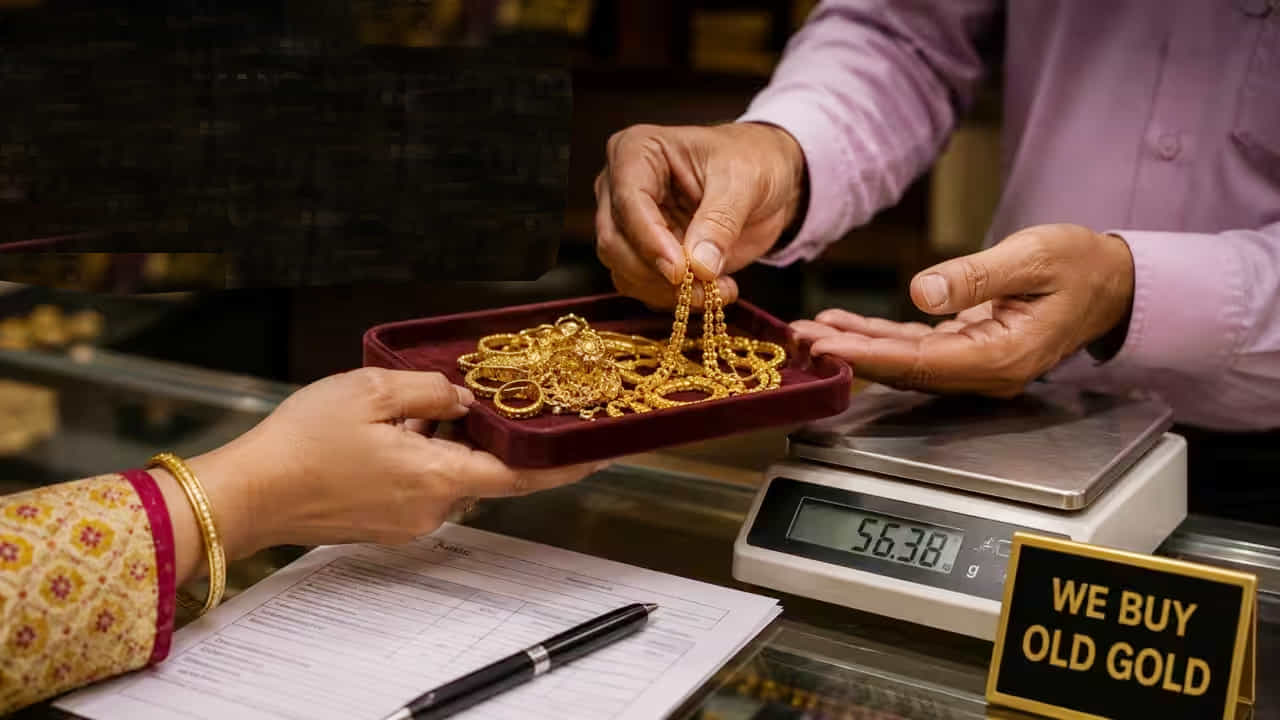 Old Gold Selling: బులియన్ మార్కెట్లో బంగారం ధరలు అన్ని రికార్డులను బద్దలు కొట్టి, 10 గ్రాములకు రూ. 1.63 లక్షలు దాటింది. ప్రస్తుతం ధరలు అనూహ్య స్థాయికి చేరుకున్నాయి. కేవలం ఆగస్టు నెలలోనే బంగారం ధర 14 శాతానికి పైగా విపరీతంగా పెరిగింది. బంగారం ధర ఈ విధంగా ఆకాశాన్నంటడంతో, ఆభరణాల మార్కెట్లో భారీ కలకలం రేగింది. సాధారణ వినియోగదారుల నుండి పెద్ద పెట్టుబడిదారుల వరకు ప్రతి ఒక్కరూ ఆశ్చర్యపోయారు. రికార్డు స్థాయి ధరల నడుమ, భారతీయ గృహాలలో ఒక ప్రధానమైన మార్పు కనిపిస్తోంది. ప్రజలు ఇప్పుడు కొత్త బంగారం కొనడానికి బదులుగా, తరతరాలుగా తమ ఇళ్లలో భద్రపరిచిన పాత బంగారాన్ని బయటకు తీస్తున్నారు. పాత బంగారానికి బదులుగా నగదు తీసుకునే వ్యాపారంలో ఆగస్టు నెలలో ఏకంగా 20 శాతం పెరుగుదల కనిపించిందని నివేదికలు సూచిస్తున్నాయి. గతేడాది ఇదే సమయానికి ఇది కేవలం 5 శాతంగా ఉండేది. ఈ ఆకస్మిక పెరుగుదల మార్కెట్ నిపుణులను సైతం ఆశ్చర్యానికి గురిచేసింది.