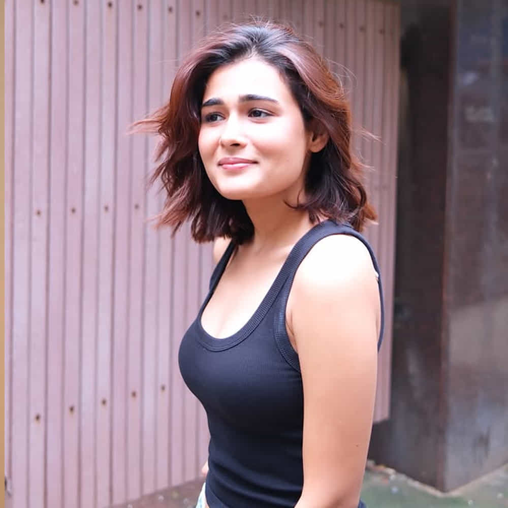 అందాలు ఆరబోస్తున్నా కూడా ఈ అమ్మడికి అవకాశాలు మాత్రం రావడం లేదు. కానీ సోషల్ మీడియాలో ఫాలోవర్స్ మాత్రం భయంకరంగా పెంచుకుంది. రీసెంట్ డేస్ లో ఈ చిన్నది షేర్ చేసిన ఫోటోలు సోషల్ మీడియాను ఊపేస్తున్నాయి. ఈ అమ్మడి అందానికి కుర్రాళ్ళు ఫిదా అవుతున్నారు. ఈ ఫోటోల పై నెటిజన్స్ రకరకాల కామెంట్స్ చేస్తున్నారు.