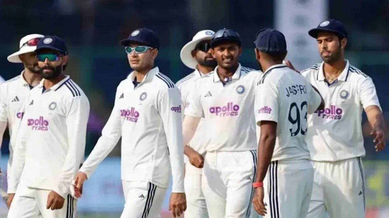 షమీ ముందున్న ఏకైక మార్గం ఇదే..: అగార్కర్ పంపిన సందేశంతో షమీ టెస్టు కెరీర్ ముగిసిపోయిందా అనే అనుమానాలు వ్యక్తమవుతున్నాయి. యువ పేసర్లు దేశవాళీలో కొండంత ప్రదర్శనలతో దూసుకొస్తున్న వేళ, సీనియర్ అయినంత మాత్రాన జట్టులో చోటు దక్కదని స్పష్టమైంది. షమీ మళ్లీ తెల్లటి జెర్సీ ధరించాలంటే రాబోయే దులీప్ ట్రోఫీ వంటి కీలక టోర్నీల్లో యువ ఆటగాళ్లను మించి వికెట్లు పడగొట్టడంతో పాటు, వంద శాతం ఫిట్నెస్ను మైదానంలో నిరూపించుకోవాల్సి ఉంటుంది.