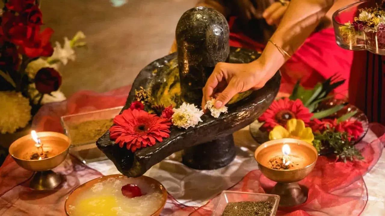 శ్రావణ మాసం చాలా పవిత్రమైన మాసం. అంతే కాకుండా ఈ మాసం శివుడికి చాలా ప్రీతికరమైనది అని కూడా అంటారు. అందువలన శ్రావణ మాసంలో ప్రతి ఒక్కరూ ఉపవాస దీక్షలు ఉంటూ పూజ చేస్తుంటారు. ముఖ్యంగా పెళ్లికాని అమ్మాయిలు మంచి లక్షణాలు ఉన్న అబ్బాయి భర్తగా రావాలని కోరుకుంటూ వ్రతాలు, పూజలు చేస్తుంటారు. అయితే అబ్బాయిలు కూడా శివుడిని ఆరాధిస్తూ పూజలు చేయవచ్చునా? అనే డౌట్ చాలా మందిలో ఉంటుంది.
