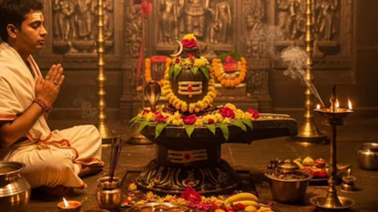 అయితే శివ పురాణం ప్రకారం, శివుడిని పూజించడానికి స్త్రీ ,పురుషులకు సమాన హక్కు ఉంటుంది. అందువలన ఎవరు అయితే వివాహం ఆలస్యం వలన ఇబ్బంది పడుతున్నారో, వారు ఈ శ్రావణ మాసంలో శివుడిని ఆరాధించడం చాలా మంచిదంట. అవివాహితులై పురుషులు, అర్థం చేసుకునే, యోగ్యురాలైన భార్య తన జీవితంలోకి రావాలని శ్రావణ సోమవారం ఉపవాస దీక్ష పాటించవచ్చునంట.