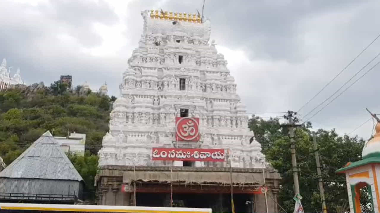 2015, 2019 లోను సహస్ర ఘటాభిషేకం నిర్వహించిన దేవస్థానం ఈ ఏడాది మరోసారి మృత్యుంజయ స్వామికి గంగాభిషేకం నిర్వహించింది. వర్షాభావ పరిస్థితులు తొలగిపోవాలన్న సంకల్పంతో అర్చకులు శాస్త్రోక్తంగా పూజలు నిర్వహించారు.