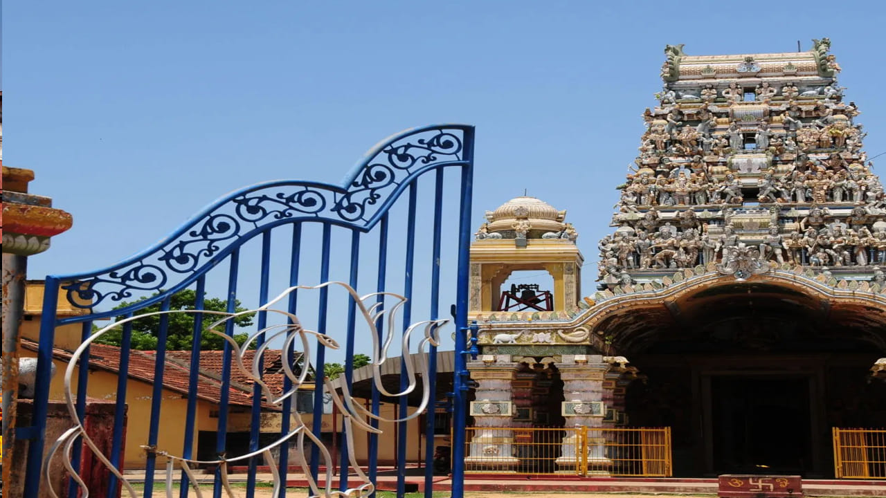 మున్నేశ్వరం ఆలయం, చిలావ్, శ్రీలంక.. శ్రీలంకలోని చిలావ్ ప్రాంతంలో ఉన్న మున్నేశ్వరం ఆలయం ప్రముఖ హిందూ పుణ్యక్షేత్రంగా ప్రసిద్ధి చెందింది. పురాణ విశ్వాసాల ప్రకారం శ్రీరాముడు ఇక్కడ శివుడిని పూజించాడని చెబుతారు. ఈ ఆలయ సముదాయంలో ఐదు ప్రధాన దేవాలయాలు ఉండగా, శివాలయం వాటిలో అత్యంత ముఖ్యమైనది. ఇది కొలంబోకు సుమారు 80–85 కిలోమీటర్ల దూరంలో ఉంది. చిలావ్ చేరుకున్న తర్వాత స్థానిక రవాణా ద్వారా ఆలయానికి చేరుకోవచ్చు.