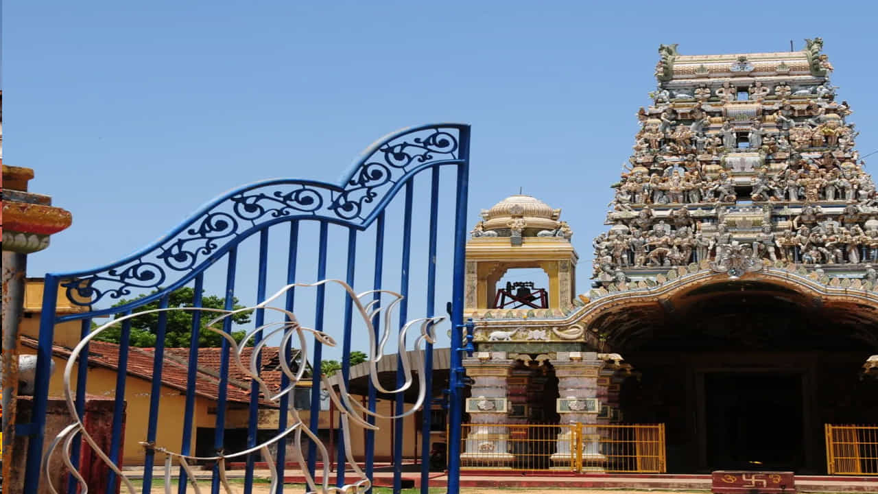 మున్నేశ్వరం ఆలయం, చిలావ్, శ్రీలంక.. శ్రీలంకలోని చిలావ్ ప్రాంతంలో ఉన్న మున్నేశ్వరం ఆలయం ప్రముఖ హిందూ పుణ్యక్షేత్రంగా ప్రసిద్ధి చెందింది. పురాణ విశ్వాసాల ప్రకారం శ్రీరాముడు ఇక్కడ శివుడిని పూజించాడని చెబుతారు. ఈ ఆలయ సముదాయంలో ఐదు ప్రధాన దేవాలయాలు ఉండగా, శివాలయం వాటిలో అత్యంత ముఖ్యమైనది. ఇది కొలంబోకు సుమారు 80–85 కిలోమీటర్ల దూరంలో ఉంది. చిలావ్ చేరుకున్న తర్వాత స్థానిక రవాణా ద్వారా ఆలయానికి చేరుకోవచ్చు.