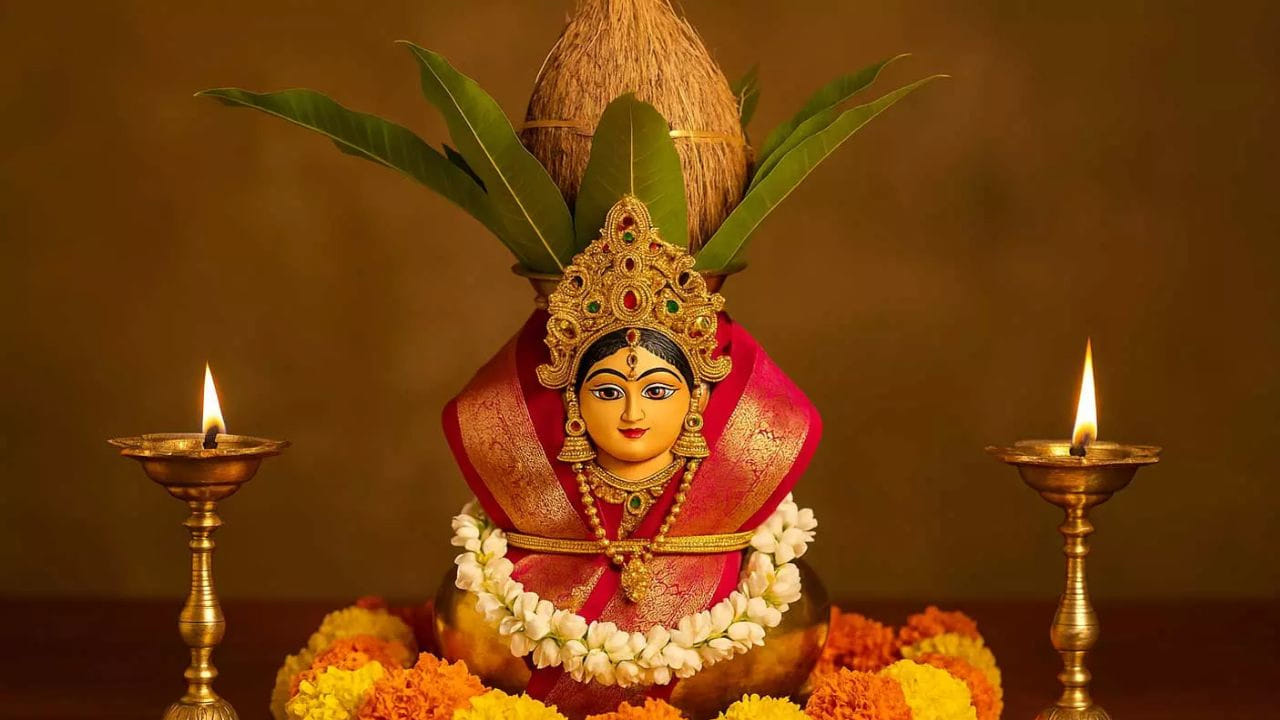 అందుకే ఇది కేవలం ఒక సాధారణ మాసం కాదు. ప్రతి ఇంట్లోనూ భక్తిని, బంధాలను, సంపదలను కలిగించే పవిత్రమైన, ఆధ్యాత్మిక సమయం శ్రావణ మాసం అంటారు. అందుకే ఈ శ్రావణ మాసం శివ, విష్ణు, లక్ష్మి దేవి పూజలతో పాటు నాగ పంచమి, వరలక్ష్మి వ్రతం, రాఖీ పౌర్ణమి, కృష్ణాష్టమి వంటి అనేక పండుగలను అందిస్తుంది. ఇది భక్తిని, బంధాలను, సంపదలను కలిగించే ఆధ్యాత్మిక మాసంగా మంచి ప్రాముఖ్యతను సంపాదించుకుంది.
