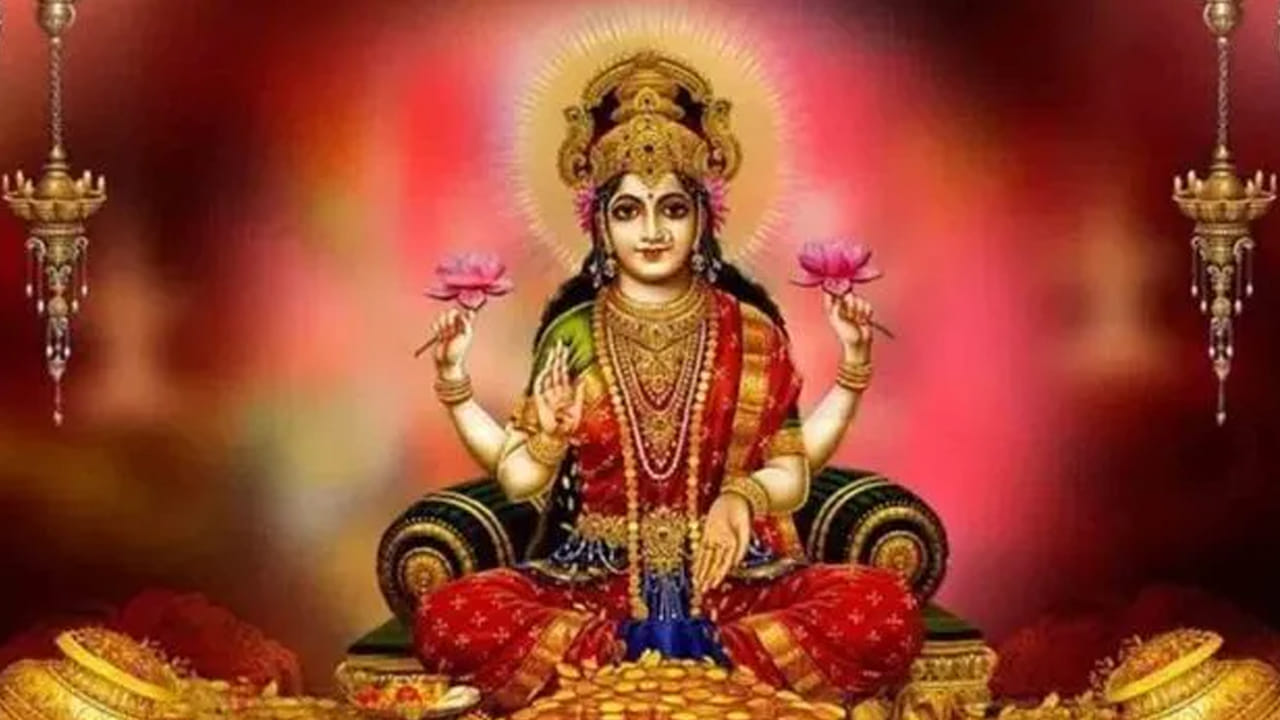 అంతే కాకుండా శ్రావణ మాసంలో అన్నదానం చేయడం వలన కూడా అన్నివిధాలుగా కలిసి వస్తుందంట. ఈ మాసంలో ఎవరు అయితే అన్నదానం చేస్తారో వారికి ఉన్న పితృదోషాలు తొలిగిపోయి, కోరిన కోర్కెలు ఎలాంటి అడ్డంకులు లేకుండా నెరవేరుతాయంట. అలా చేసినప్పుడే సరైన ఫలితం లభిస్తుందని చెబుతున్నారు పండితులు.