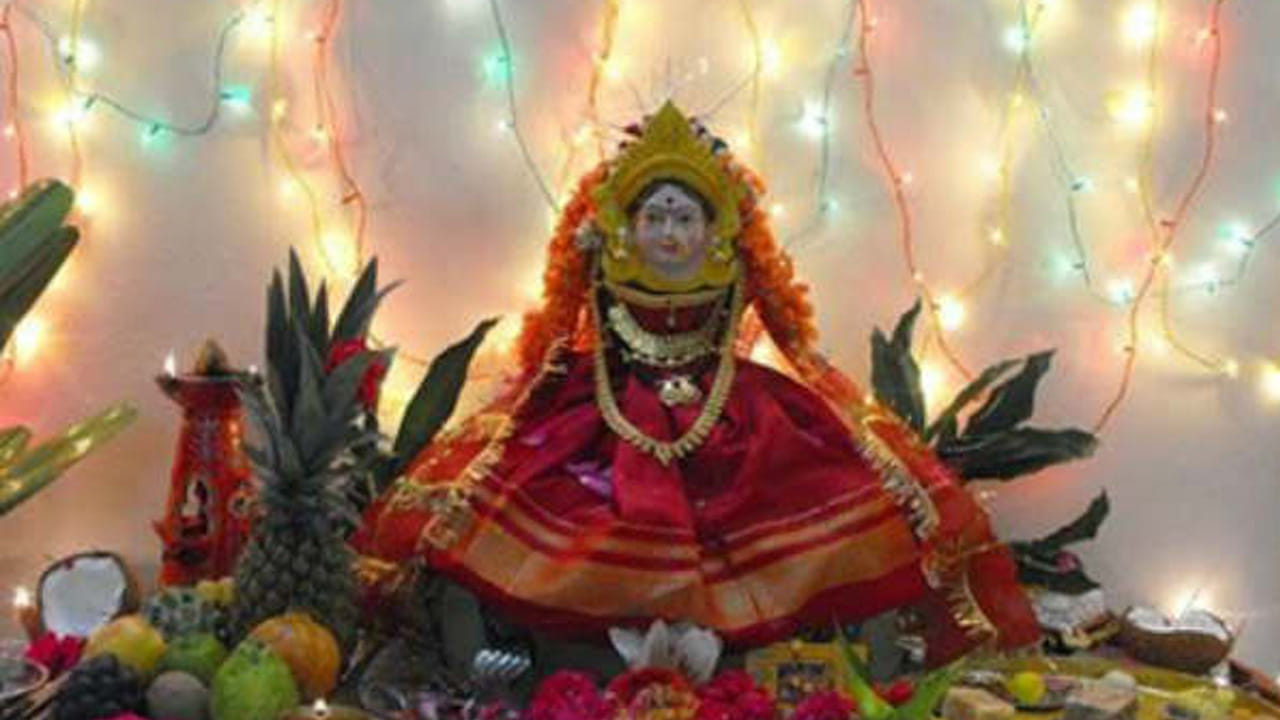 శ్రావణ మాసం హిందూ సంస్కృతిలో అత్యంత పవిత్రమైన, ప్రత్యేకమైన నెలల్లో ఒకటిగా పరిగణించబడుతుంది. ఈ మాసానికి శ్రావణ మాసం అని పేరు రావడానికి ముఖ్య కారణం మహావిష్ణువు జన్మ నక్షత్రమైన శ్రవణా నక్షత్రంతో దీనికి ఉన్న అనుబంధం. పన్నెండు నక్షత్రాలలో ఒకటైన శ్రవణ నక్షత్రం విష్ణువుకు అత్యంత ప్రీతికరమైనది, ఆయన ఈ నక్షత్రంలోనే జన్మించారని పురాణాలు చెబుతున్నాయి. అంతేకాకుండా, మహావిష్ణువు వామన అవతారం యొక్క విశిష్టత కూడా ఈ మాసంలో చర్చించబడుతుంది. ఈ నెలలో, విష్ణుమూర్తితో పాటు శివుడు మరియు వర లక్ష్మీదేవిని పూజించడం వల్ల అఖండ పుణ్య ఫలాలు లభిస్తాయి.