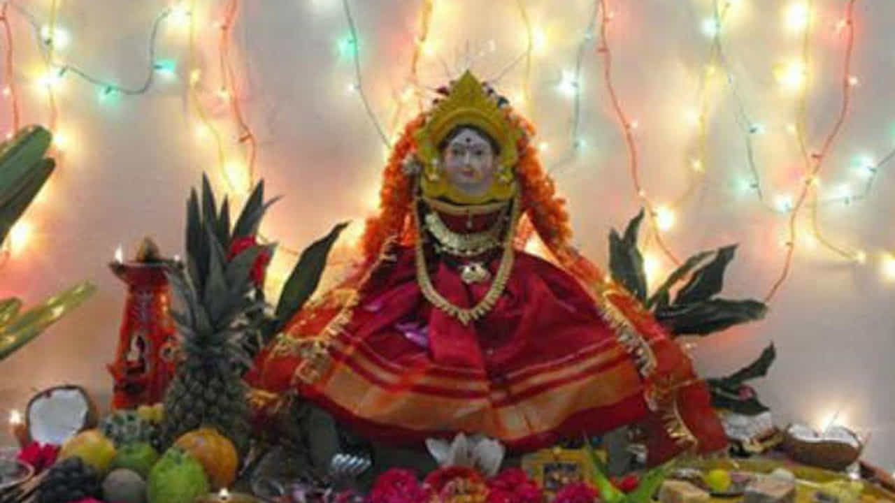 శ్రావణ మాసం హిందూ సంస్కృతిలో అత్యంత పవిత్రమైన, ప్రత్యేకమైన నెలల్లో ఒకటిగా పరిగణించబడుతుంది. ఈ మాసానికి శ్రావణ మాసం అని పేరు రావడానికి ముఖ్య కారణం మహావిష్ణువు జన్మ నక్షత్రమైన శ్రవణా నక్షత్రంతో దీనికి ఉన్న అనుబంధం. పన్నెండు నక్షత్రాలలో ఒకటైన శ్రవణ నక్షత్రం విష్ణువుకు అత్యంత ప్రీతికరమైనది, ఆయన ఈ నక్షత్రంలోనే జన్మించారని పురాణాలు చెబుతున్నాయి. అంతేకాకుండా, మహావిష్ణువు వామన అవతారం యొక్క విశిష్టత కూడా ఈ మాసంలో చర్చించబడుతుంది. ఈ నెలలో, విష్ణుమూర్తితో పాటు శివుడు మరియు వర లక్ష్మీదేవిని పూజించడం వల్ల అఖండ పుణ్య ఫలాలు లభిస్తాయి.