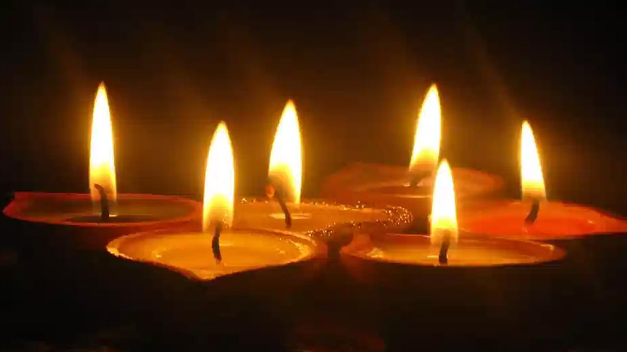 ఇక సనాతన ధర్మ ప్రకారం, శ్రావణ మాసంలో దీపారాధనకు చాలా ప్రాముఖ్యత ఉంటుంది. అందుకే చాలా మంది మహిళలు, ఉదయం , సాయంత్రం స్నానాలు ఆచరించి, భక్తి శ్రద్ధలతో పూజలు చేసి, తులసి మాత దగ్గర ప్రతి రోజూ ఉదయం, సాయంత్రం దీపం వెలిగిస్తుంటారు. ఇలా చేయడం వలన ఇంటిలో సానుకూలత పెరుగుతుంది. అంతే కాకుండా ప్రతి కూల శక్తి తొలిగిపోయి, సానుకూలత పెరిగి, అనుకున్న పనులు నెరవేరతాయి అంటారు.
