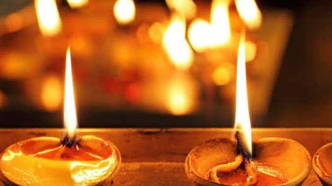 ఆర్థికంగా కలిసి వస్తుందంట. అందుకే శ్రావణ పౌర్ణమి రోజు దీపం వెలిగించడం చాలా మంచిది అంటారు.నోట్ : ఈ వార్తలలో ఇవ్వబడిన సమాచారం మత విశ్వాసాలపై ఆధారపడి ఉంది. పాఠకుల ఆసక్తి మేరకు.. పలువురు పండితుల సూచనలు, వారి తెలిపిన అంశాల ఆధారంగా అందించినవి మాత్రమే.. వీటిలో ఎలాంటి శాస్త్రీయ ఆధారాలు లేవని పాఠకులు గమనించాలి. టీవీ9 తెలుగు దీనిని ధృవీకరించలేదు