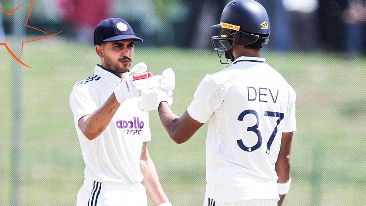 Shubman Gill Test Record: శ్రీలంక పర్యటనలో భాగంగా కొలంబోలోని సింహళీస్ స్పోర్ట్స్ క్లబ్ మైదానంలో జరుగుతున్న రెండో టెస్టులో శుభ్మన్ గిల్ సరికొత్త రికార్డు నెలకొల్పాడు. 26 ఏళ్ల భారత కెప్టెన్ తన 43వ టెస్టు మ్యాచ్ ఆడుతూ రెడ్బాల్ క్రికెట్లో 3,000 పరుగుల మార్కును దాటాడు. ఈ క్రమంలో ఈ దశాబ్దంలో (2020 నుంచి) టెస్టులు, వన్డేలు రెండింటిలోనూ 3000 కంటే ఎక్కువ పరుగులు సాధించిన ప్రపంచంలోనే తొలి బ్యాటర్గా చరిత్ర సృష్టించాడు. సమకాలీన క్రికెట్లో అద్భుతంగా రాణిస్తున్న ఇంగ్లండ్ స్టార్ బ్యాటర్ హ్యారీ బ్రూక్కు కూడా ఇప్పటివరకు ఈ ఫీట్ సాధ్యం కాలేదు.