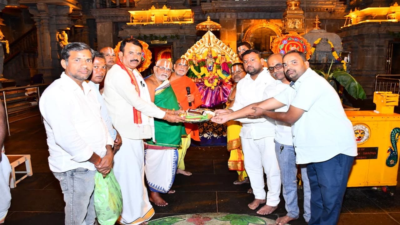 తన కళా నైపుణ్యాన్ని భక్తితో మేళవిస్తూ నల్ల విజయ్ కుమార్ తిరుమల తిరుపతి దేవస్థానంలోని అమ్మవారికి, శ్రీశైలం భ్రమరాంబికా దేవికి, విజయవాడ కనకదుర్గమ్మకు అగ్గిపెట్టెలో పట్టే ప్రత్యేక చీరలను సమర్పించారు. దీంతో చేనేత కళతో పాటు సిరిసిల్ల సంస్కృతి, సంప్రదాయాలకు మరింత గుర్తింపు లభించింది.