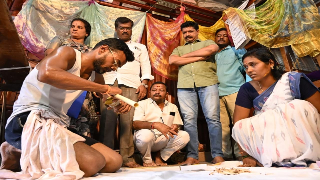 యంత్రాల యుగంలోనూ చేతి మగ్గం వైభవాన్ని సజీవంగా ఉంచుతూ, ప్రపంచాన్ని ఆశ్చర్యపరిచే కళాఖండాలను సృష్టిస్తున్న సిరిసిల్ల చేనేత కళాకారులు నిజంగా అభినందనీయులు. అగ్గిపెట్టెలో పట్టే చీర కేవలం ఓ వస్త్రం మాత్రమే కాదు... సిరిసిల్ల చేనేత కళాకారుల నైపుణ్యానికి, సహనానికి, సృజనాత్మకతకు ప్రతీకగా నిలుస్తోంది. ఈ కళను పరిరక్షించి భావితరాలకు అందించడం అవసరమని చేనేత రంగానికి చెందిన వారు అభిప్రాయపడుతున్నారు. హరిప్రసాద్ ఇటీవలనే రెండు గంటల 50 నిమిషాల్లో చీరలు తయారు చేసి అగ్గిపెట్టెలో పెట్టి రికార్డును సాధించారు. అంతేకాకుండా.. జి20 సమావేశం సందర్భంగా ఒక లోగోను కూడా మగ్గం పైన అద్భుతంగా తయారు చేశారు. ఇప్పటికీ ఇద్దరి సిరిసిల్ల కళాకారులు ఎన్నో అద్భుతాలు సాధించి చేనేత వృత్తికి వన్నెతెస్తున్నారు. ప్రభుత్వం ప్రోత్సహిస్తే మరిన్ని అద్భుతాలు సాధిస్తామని ధీమాతో చెబుతున్నారు.