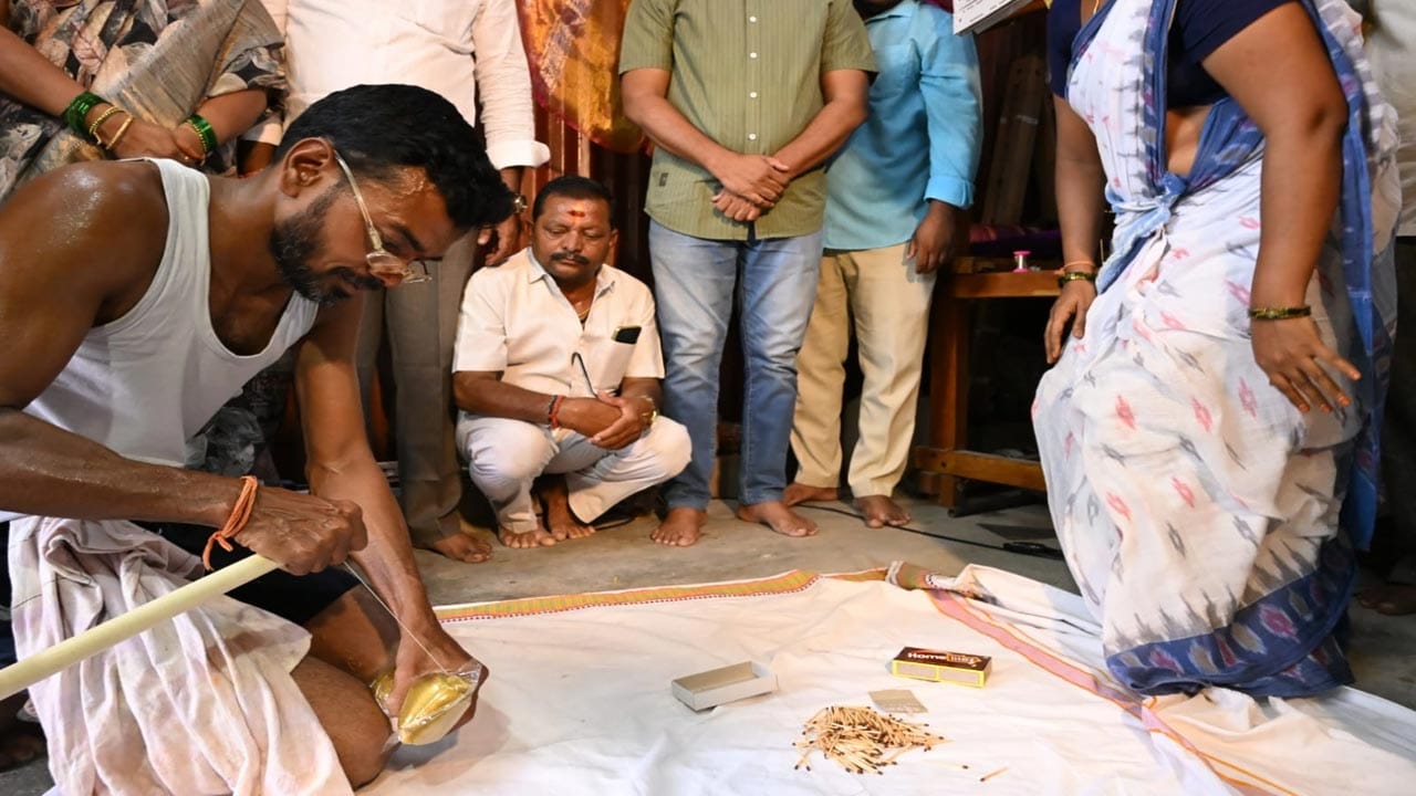 సిరిసిల్లలో తయారైన ఈ అగ్గిపెట్టె చీర అంతర్జాతీయ స్థాయిలో ప్రశంసలు అందుకుంది. గతంలో అమెరికా మాజీ అధ్యక్షుడు బరాక్ ఒబామా, మిషెల్ ఒబామాలకు ఈ ప్రత్యేక చీరను బహుమతిగా అందించడం ద్వారా సిరిసిల్ల చేనేత ఖ్యాతి ప్రపంచవ్యాప్తంగా విస్తరించింది. అలాగే ప్రధాని నరేంద్ర మోదీకి ప్రత్యేక శాలువాను రూపొందించి సన్మానించారు.