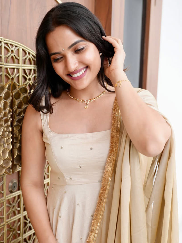 సిరులొలికించే అందాలతో సెగలు రేపుతున్న సిరి