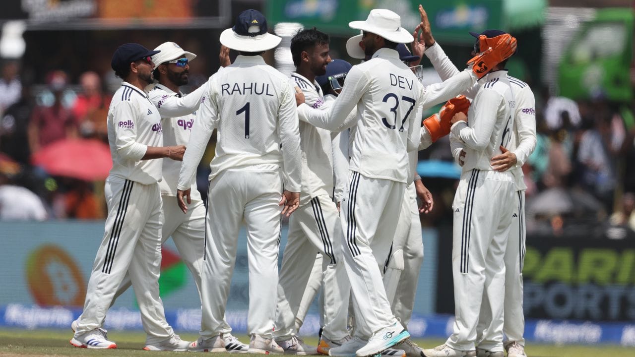 శుభ్‌మన్ గిల్ పేరు వినగానే అభిమానులకు ముందుగా గుర్తొచ్చేది అతని అద్భుతమైన బ్యాటింగ్. టెస్టు క్రికెట్‌లో ఇప్పటికే తనదైన ముద్ర వేసుకున్న గిల్, భారత జట్టుకు నాయకత్వం వహించే స్థాయికి ఎదిగాడు. కానీ కెప్టెన్‌గా అతని నిర్ణయాలపై ఇప్పుడు మరో అంశం చర్చకు వచ్చింది. అదే డీఆర్‌ఎస్ రివ్యూలు. అందుబాటులో ఉన్న గణాంకాల ప్రకారం గిల్ కెప్టెన్‌గా ఇప్పటివరకు 41 రివ్యూలు తీసుకోగా, అందులో కేవలం 5 మాత్రమే సక్సెస్ అయ్యాడు. అంటే 36 రివ్యూలు జట్టుకు అనుకూల ఫలితాన్ని ఇవ్వలేదు.
