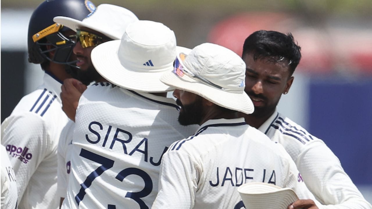 ఆ తర్వాత, రెండో టెస్ట్ మ్యాచ్‌కు కుల్దీప్ యాదవ్ శిక్షణకు రాలేదు. దీని కారణంగా, రెండో టెస్ట్ మ్యాచ్‌కు కుల్దీప్ యాదవ్‌ను జట్టు నుంచి తొలగించి, అరంగేట్రం చేస్తున్న స్పిన్నర్ సారంష్ జైన్‌ను తుది జట్టులోకి తీసుకున్నారు. అంతేకాకుండా, వైరల్ ఇన్ఫెక్షన్ కారణంగా కుల్దీప్ యాదవ్ ఆడలేకపోతున్నాడు. ఒక ఆటగాడి తలకు దెబ్బ తగిలితే, అతని స్థానంలో కుల్దీప్‌ను కంకషన్ సబ్‌గా ఆడించవచ్చని ప్రకటించారు.