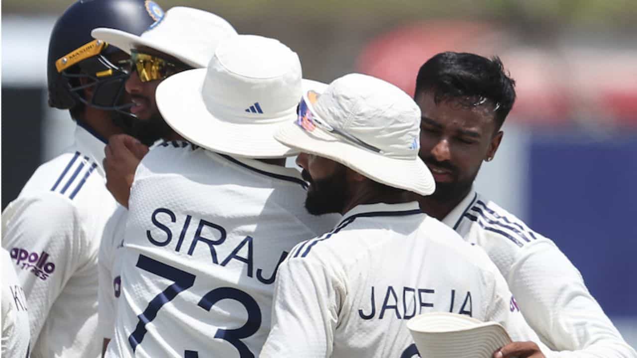 ఆ తర్వాత, రెండో టెస్ట్ మ్యాచ్‌కు కుల్దీప్ యాదవ్ శిక్షణకు రాలేదు. దీని కారణంగా, రెండో టెస్ట్ మ్యాచ్‌కు కుల్దీప్ యాదవ్‌ను జట్టు నుంచి తొలగించి, అరంగేట్రం చేస్తున్న స్పిన్నర్ సారంష్ జైన్‌ను తుది జట్టులోకి తీసుకున్నారు. అంతేకాకుండా, వైరల్ ఇన్ఫెక్షన్ కారణంగా కుల్దీప్ యాదవ్ ఆడలేకపోతున్నాడు. ఒక ఆటగాడి తలకు దెబ్బ తగిలితే, అతని స్థానంలో కుల్దీప్‌ను కంకషన్ సబ్‌గా ఆడించవచ్చని ప్రకటించారు.