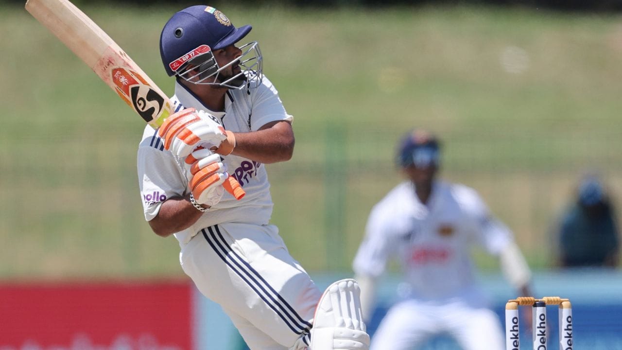 Rishabh Pant Breaks MS Dhoni Record: శ్రీలంకతో జరుగుతోన్న రెండో టెస్ట్ తొలి రోజున టీమిండియా స్టార్ ప్లేయర్ రిషబ్ పంత్ మణికట్టు గాయంంతో బాధపడుతూ రిటైర్డ్ హర్ట్‌గా వెనుదిరిగిన సంగతి తెలిసిందే. ఈ క్రమంలో రెండో రోజు బ్యాటింగ్ వచ్చిన రిషబ్ పంత్ అద్భుత ఆటతీరుతో ఆకట్టుకున్నాడు. హాఫ్ సెంచరీ పూర్తి చేసిన పంత్.. 63 పరుగులు చేసి పెవిలియన్ చేరాడు. ఈ క్రమంలో తన గురువు ఎంఎస్ ధోని రికార్డ్‌నే బద్దలు కొట్టాడు. ఆ వివరాలు ఏంటో ఓసారి చూద్దాం..