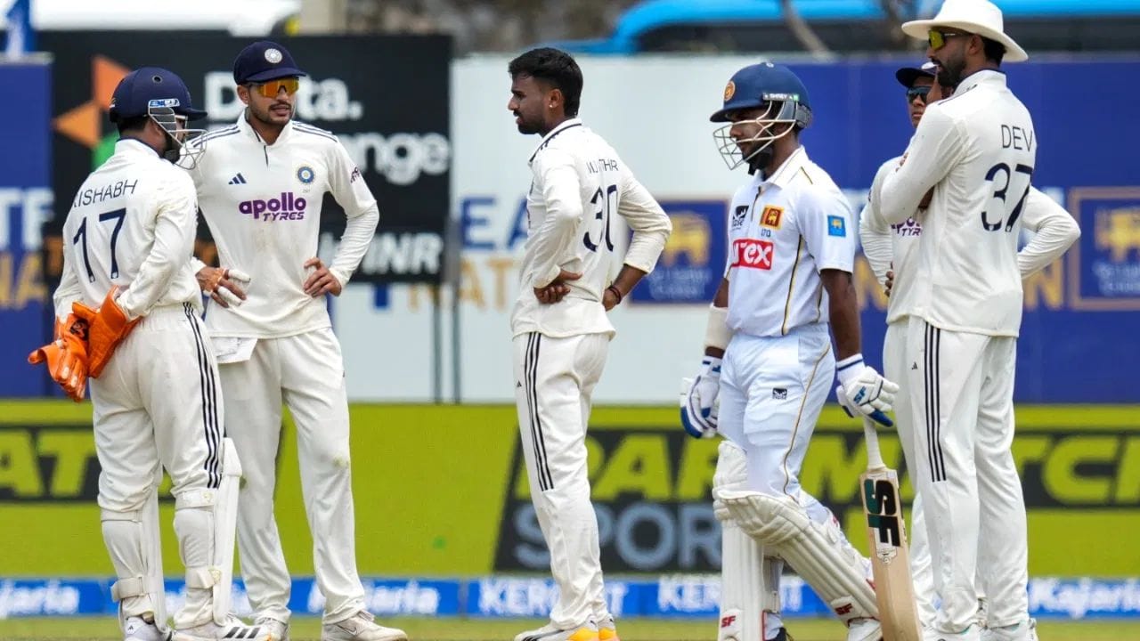 గాలే టెస్టులో భారత జట్టుకు డీఆర్‌ఎస్ మరోసారి చేదు అనుభవాన్ని మిగిల్చింది. బౌలింగ్ సమయంలో 30వ ఓవర్‌లో తొలి రివ్యూ, 35వ ఓవర్‌లో మరో రివ్యూ జట్టు చేతుల్లో నుంచి జారిపోయాయి. తొలి సందర్భంలో మానవ్ సుతార్ బౌలింగ్‌లో సోనల్ దినుషాపై భారత జట్టు రివ్యూ కోరింది. అది అనుకూలంగా మారలేదు. కొద్దిసేపటికే రవీంద్ర జడేజా బౌలింగ్‌లో నిరోషన్ డిక్వెల్లాపై మరోసారి రివ్యూ తీసుకున్నారు. ఆ నిర్ణయం కూడా భారత జట్టుకు కలిసిరాలేదు. ఈ రెండు నిర్ణయాలు ఒకే ఇన్నింగ్స్‌లో తక్కువ వ్యవధిలో రావడం ఆసక్తికరంగా మారింది.