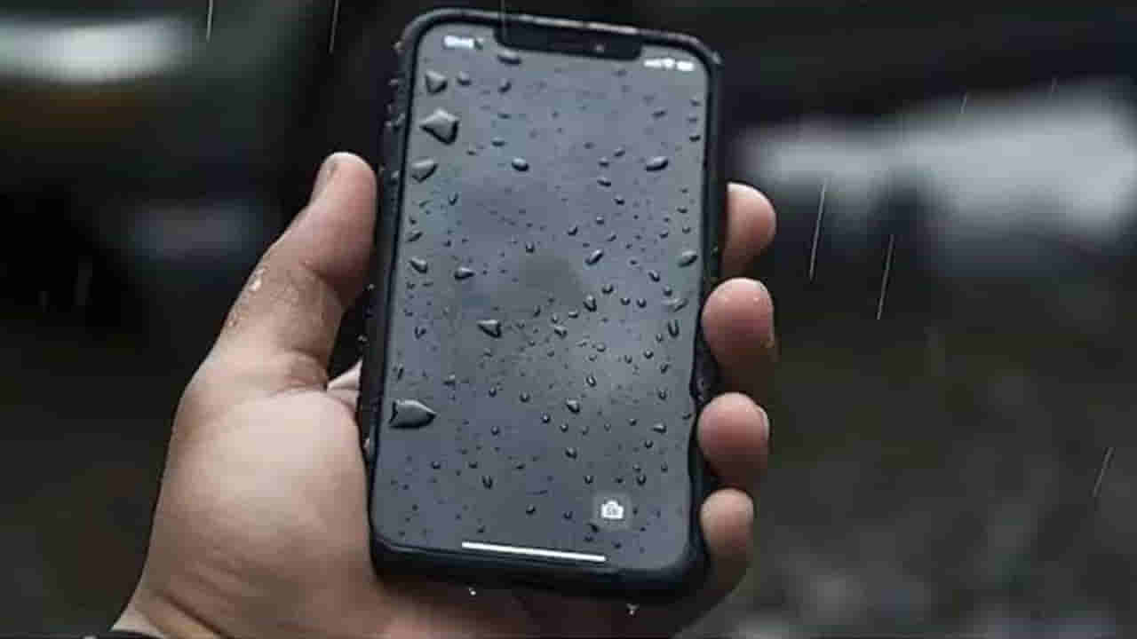Smart Phone Tips: ఫోన్ వర్షంలో తడిసిందా..? ఈ జాగ్రత్తలు పాటిస్తే రీపేర్కు ఇవ్వాల్సిన పని లేదు.. ఇంట్లో మీరే సరి చేసుకోవచ్చు..