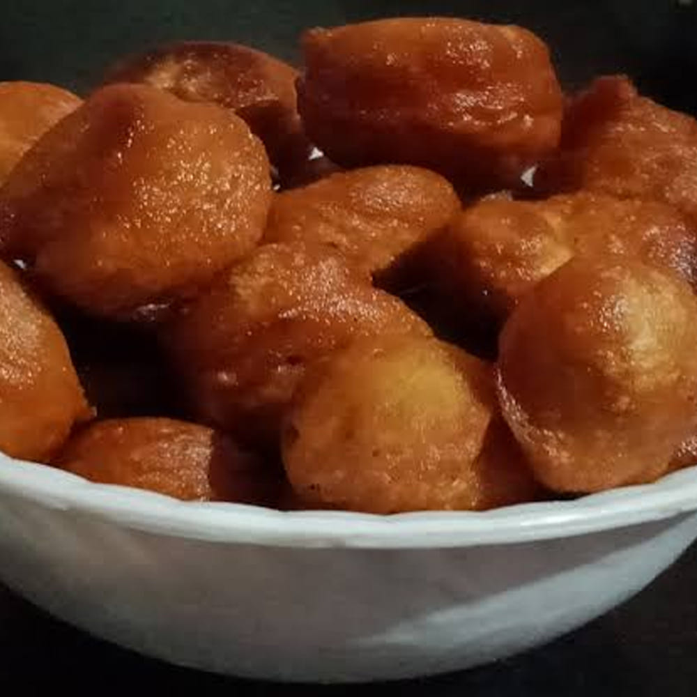 పిండిలో ముంచిన సొరకాయ చక్రాలను రేకుపై వేసి, రెండు వైపులా ఎర్రగా కాలే వరకు కాల్చుకోవాలి. చుక్క నూనె లేకుండా, ఎంతో రుచిగా సిద్ధమయ్యే ఈ సొరకాయ బజ్జీలు బరువు తగ్గాలనుకునే వారికి మరియు ఆరోగ్య ప్రియులకు సరైన ఈవినింగ్ స్నాక్.