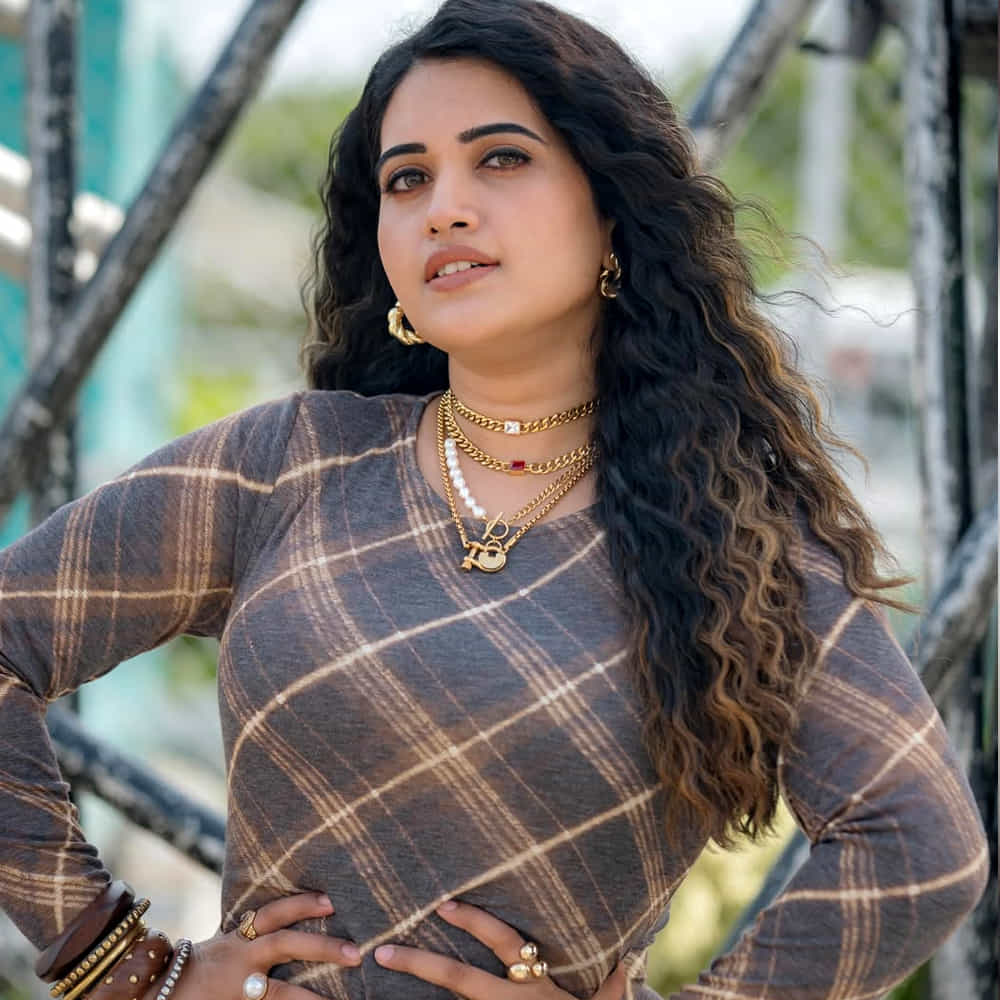 మరుసటి రోజు చెన్నై వెళ్లి షూటింగ్లో పాల్గొనాలని, అక్కడికి వచ్చి అడ్వాన్స్ తీసుకోవాలని చెప్పారు. అయితే, చెన్నై బయలుదేరే ముందు, స్రవంతి ఆ సినిమా మేనేజర్తో మాటల్లో మాటగా తనకు పెళ్లి అయిందని చెప్పిందట. దాంతో ఆ మేనేజర్, ఒక గంటలో మీకు కాల్ చేస్తానని చెప్పాడట.. అంతే ఆతర్వాత కాల్ లేదు.. ఆ సినిమా కూడా లేదట. పెళ్లయిందని చెప్పడంతో ఆ అవకాశాన్ని కోల్పోయా అని తెలిపింది.