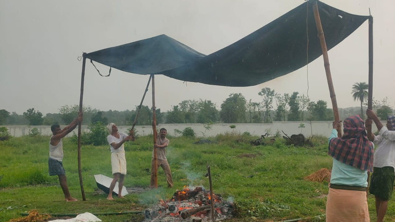 శ్రీకాకుళం జిల్లా ఆమదాలవలస మున్సిపాలిటీ పరిధిలో ఒకటవ వార్డు తిమ్మాపురం గ్రామ స్మశాన వాటికలో మృతదేహం దహన సంస్కరాలకి అష్టకష్టాలు పడాల్సిన పరిస్థితి. తగిన సౌకర్యాలు లేకపోవడంతో అంత్యక్రియలు నిర్వహించే సమయంలో ఇక్కడ ఇబ్బందులు తప్పడం లేదు. 