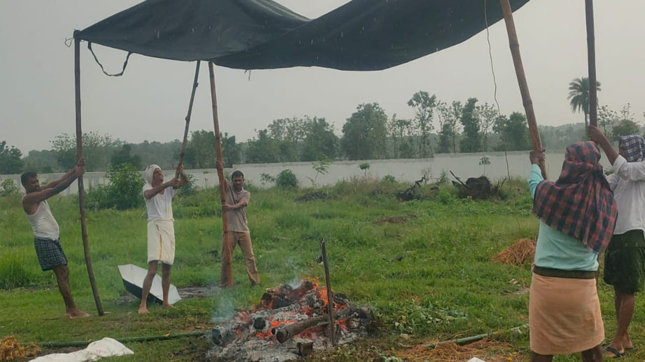 ఇలాంటి పరిస్థితిని దృష్టిలో పెట్టుకొని యంత్రాంగం తక్షణమే స్మశానంలో షెడ్ నిర్మించి, సౌకర్యాలు కల్పించాలని గ్రామస్తులు కోరుతున్నారు. పరిస్థితి ఇలాగే ఉంటే ఈ వర్షా కాలంలో ఎవరైనా చనిపోతే పాడి మోయటానికే కాదు....శ్మశాన వాటికలో దహన సంస్కారాలు పూర్తయ్యే వరకు టార్బాన్ పట్టుకునేందుకు నలుగురు ఉండాలని అంటున్నారు గ్రామస్తులు.