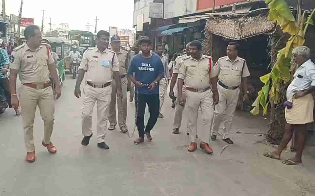 Srikalahasti: పోలీస్ కాలర్ పట్టుకున్నాడు.. కత్తితో బెదిరించాడు.. కట్ చేస్తే..