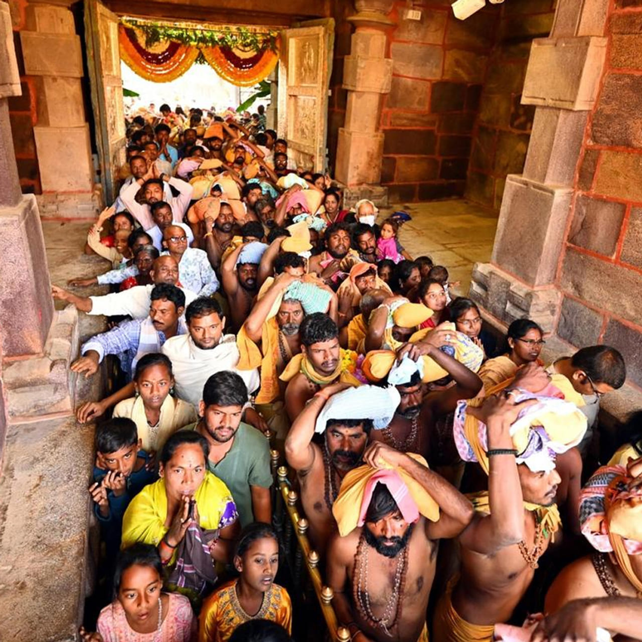 శ్రీశైలం భ్రమరాంబ మల్లికార్జున స్వామివారి దేవస్థానానికి భక్తుల కానుకల రూపంలో భారీ ఆదాయం లభించింది. గత 35 రోజులుగా హుండీల్లో సమర్పించిన కానుకలను దేవస్థానం అధికారులు లెక్కించగా, దాదాపు రూ.5.89 కోట్ల ఆదాయం వచ్చినట్లు వెల్లడించారు. జులై 22 నుంచి ఆగస్టు 25 వరకు భక్తులు హుండీల్లో వేసిన నగదు, బంగారం, వెండి కానుకలను ఆలయ అలంకార మండపంలో ప్రత్యేకంగా లెక్కించారు. ఈ లెక్కింపులో మొత్తం రూ.5,88,89,846 ఆదాయం నమోదైనట్లు దేవస్థానం ఈవో ఎం. శ్రీనివాసరావు తెలిపారు.