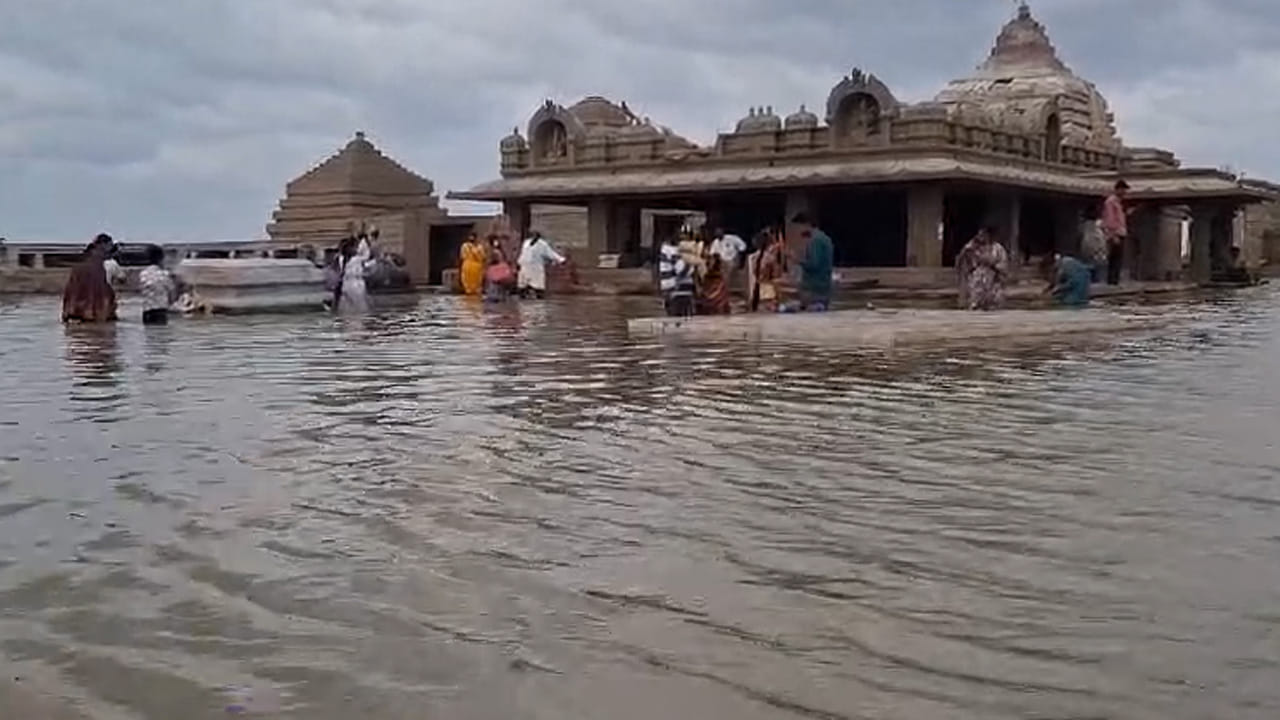 శ్రీశైలం డ్యాం లో నీరు తగ్గినప్పుడు పూజలు అందుకోవడం నీటిమట్టం పెరిగినప్పుడు జలాధివాసం చేయడం జరుగుతుంది. ఐదు నెలల సుదీర్ఘ విరామం తర్వాత సంగమేశ్వర స్వామి ఈరోజు చివరి పూజలు అనంతరం జలాధివాసం చేశారు. 
