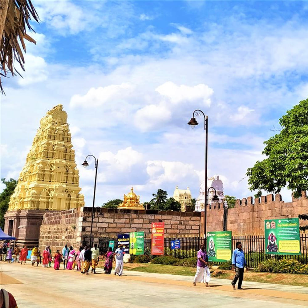 హుండీల లెక్కింపును కట్టుదిట్టమైన భద్రత మధ్య నిర్వహించారు. సీసీ కెమెరాల నిఘాలో సాగిన ఈ ప్రక్రియను దేవస్థానం పాలకమండలి ఛైర్మన్ పోతుగుంట రమేష్నాయుడు, పాలకమండలి సభ్యులు పర్యవేక్షించారు. వివిధ విభాగాల అధికారులు, పర్యవేక్షకులు, దేవస్థానం ఉద్యోగులు, శివసేవకులు ఈ కార్యక్రమంలో పాల్గొన్నారు. మరోవైపు, శ్రీశైలం క్షేత్రంతో తరతరాలుగా అనుబంధం ఉన్న చెంచు గిరిజనులకు దేవస్థానం ప్రత్యేక దర్శన సౌకర్యాన్ని కొనసాగిస్తోంది. ప్రతి నెల చివరి బుధవారం వారికి ఎలాంటి రుసుము లేకుండా శ్రీ మల్లికార్జున స్వామివారి స్పర్శ దర్శనం కల్పిస్తోంది.