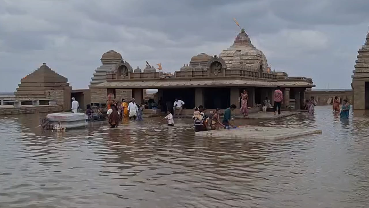 శ్రీశైలం బ్యాక్‌వాటర్‌లో జలాధివాసం చేసిన సంగమేశ్వర స్వామికి ఇలా ప్రతి సారి చివరి సారి పూజలు నిర్వహిస్తారు. బ్యాక్‌వాటర్ తాకడంతో జలాధివాసం చేసిన సంగమేశ్వరుడు మళ్ళీ పూజలు చేయాలంటే నీరు తగ్గిన తర్వాతే ఆ స్వామి వారికీ పూజలు చేస్తారు. 
