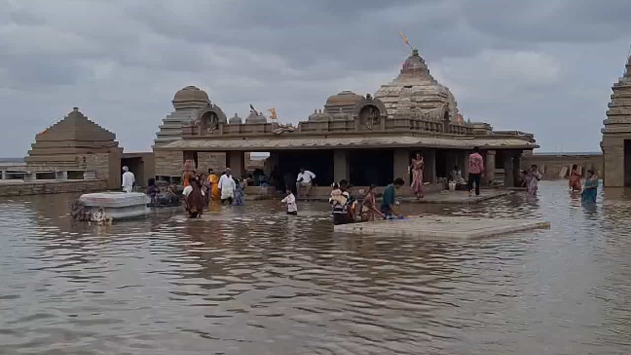 శ్రీశైలం బ్యాక్వాటర్లో జలాధివాసం చేసిన సంగమేశ్వర స్వామికి ఇలా ప్రతి సారి చివరి సారి పూజలు నిర్వహిస్తారు. బ్యాక్వాటర్ తాకడంతో జలాధివాసం చేసిన సంగమేశ్వరుడు మళ్ళీ పూజలు చేయాలంటే నీరు తగ్గిన తర్వాతే ఆ స్వామి వారికీ పూజలు చేస్తారు.