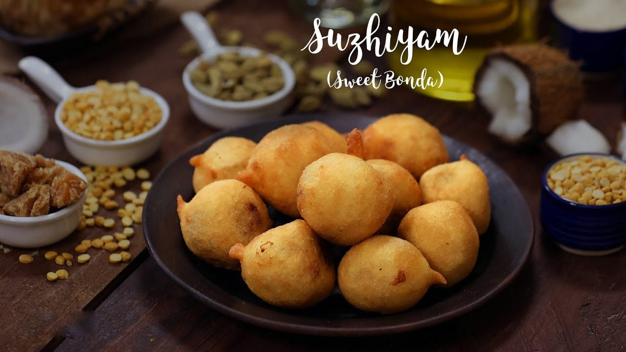 స్టవ్ మీద కడాయి పెట్టి ఒకటిన్నర కప్పుల బెల్లం తురుము, పావు కప్పు నీళ్లు పోసి కరిగించాలి. బెల్లం కరిగి పాకం కాస్త జిడ్డుగా మారినప్పుడు ఉడికించిన పెసలు, అర కప్పు పచ్చి కొబ్బరి తురుము, యాలకుల పొడి వేసి కలపాలి. మీడియం మంటపై నిదానంగా కలుపుతూ మిశ్రమం దగ్గరపడే వరకు ఉడికించాలి. చివరగా ఒక చెంచా నెయ్యి వేసి కలిపి స్టవ్ ఆపేయాలి. ఈ పెసల పూర్ణం పూర్తిగా చల్లారిన తర్వాత ఉండలు చుట్టడానికి వీలుగా బిగుసుకుంటుంది. అప్పుడు చేతులకు నెయ్యి రాసుకుని చిన్న చిన్న లడ్డూల్లా ఉండలు చేసుకోవాలి.