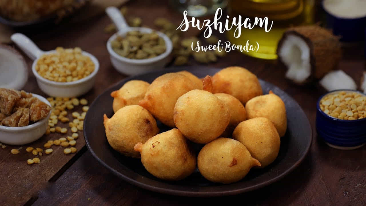 స్టవ్ మీద కడాయి పెట్టి ఒకటిన్నర కప్పుల బెల్లం తురుము, పావు కప్పు నీళ్లు పోసి కరిగించాలి. బెల్లం కరిగి పాకం కాస్త జిడ్డుగా మారినప్పుడు ఉడికించిన పెసలు, అర కప్పు పచ్చి కొబ్బరి తురుము, యాలకుల పొడి వేసి కలపాలి. మీడియం మంటపై నిదానంగా కలుపుతూ మిశ్రమం దగ్గరపడే వరకు ఉడికించాలి. చివరగా ఒక చెంచా నెయ్యి వేసి కలిపి స్టవ్ ఆపేయాలి. ఈ పెసల పూర్ణం పూర్తిగా చల్లారిన తర్వాత ఉండలు చుట్టడానికి వీలుగా బిగుసుకుంటుంది. అప్పుడు చేతులకు నెయ్యి రాసుకుని చిన్న చిన్న లడ్డూల్లా ఉండలు చేసుకోవాలి.