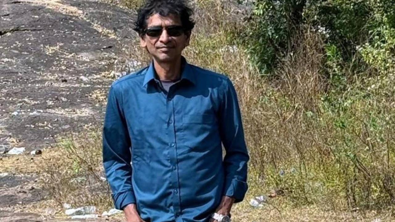 అనకాపల్లి జిల్లాలో మైన్స్ సర్వేయర్ ఏసీబీకి చిక్కాడు. అయిదు లక్షల రూపాయలు లంచం తీసుకుంటూ రెడ్ హ్యాండెడ్ గా బుక్ అయ్యాడు సర్వేయర్ మురళి కృష్ణ. కార్యాలయం వెనకవైపు ఉన్న తోటలో లంచం తీసుకుంటుండగా పట్టుకున్నారు ఏసీబీ అధికారులు. గతంలోనూ ఒకసారి ఏసీబికి పట్టుపడ్డాడు మురళీకృష్ణ. ఆ కేసు కోర్టులో ఉండగానే మరోసారి ట్రాప్ అయ్యాడు.