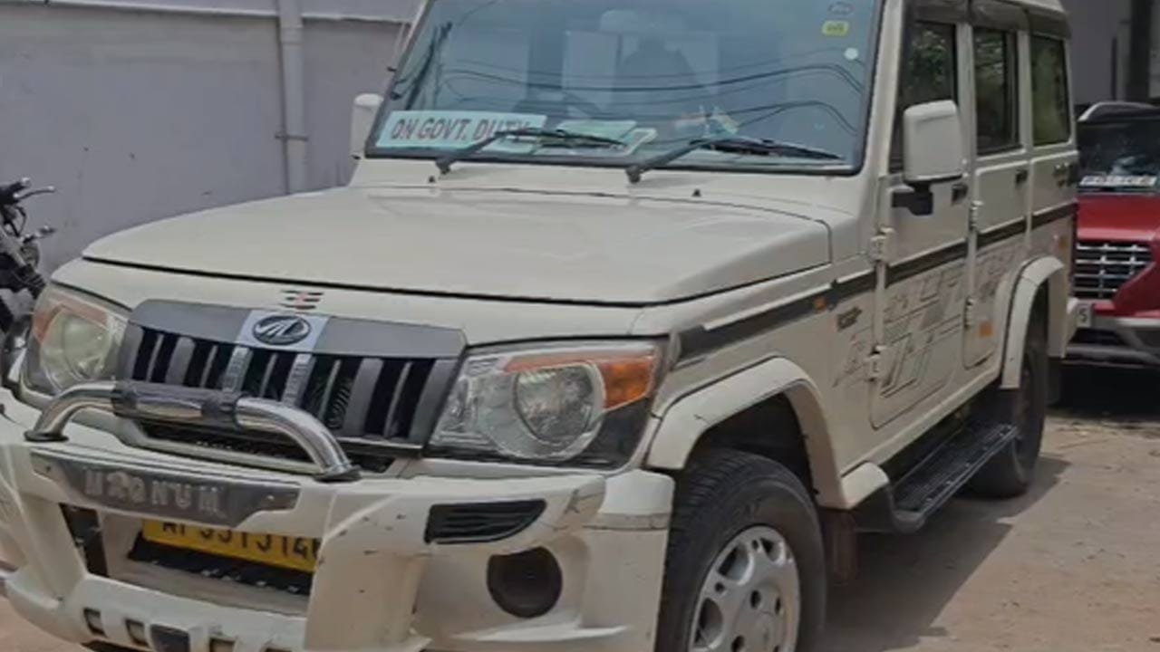 ఈలోగా ఈరోజు లంచం తీసుకునేందుకు టైం, ప్లేస్ ఫిక్స్ చేశాడు మురళీకృష్ణ. మైన్స్ కరాలయం వెనుక ఉన్న తోటలో లంచం డబ్బులు తీసుకునేందుకు సిద్ధమయ్యాడు. అప్పటికే అక్కడ మాట వేసిన ఎసిబి అధికారులు.. బాధితుడు నుంచి ఐదు లక్షల రూపాయలు లంచం తీసుకుంటుండగా రెడ్ హ్యాండెడ్ గా పట్టుకున్నారు. అడిషనల్ ఎస్పీ హర్షిత నెహ్రత్వంలోని ఏసీబీ డీఎస్పీ రమణమూర్తి ఆధ్వర్యంలో బృందం అవినీతి సర్వేయర్ మురళీకృష్ణను అదుపులోకి తీసుకున్నామన్నారు ఏసీబీ డిఎస్పి రమణమూర్తి.
