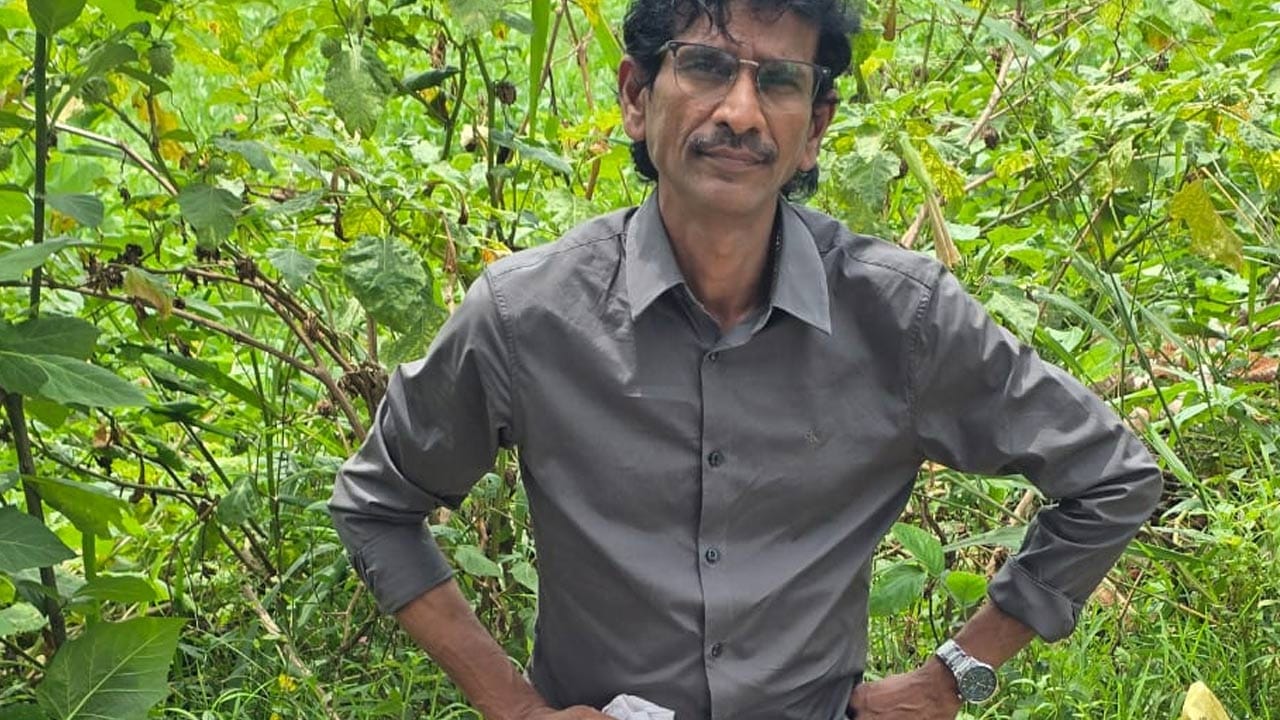 అనకాపల్లి జిల్లా తుమ్మపాల గ్రామం కొత్తపేట వీధికి చెందిన సునీల్ కుమార్. అనకాపల్లి మండలం వూడూరు గ్రామంలోని 2 హెక్టార్ల భూమికి సర్వే చేసేందుకు దరఖాస్తు చేసుకున్నాడు. అనకాపల్లిలోని ఏడీ మైన్స్ అండ్ జియాలాజీ కార్యాలయాన్ని సంప్రదించాడు. అలాగే లీజు మంజూరు చేయాలని కోరాడు.