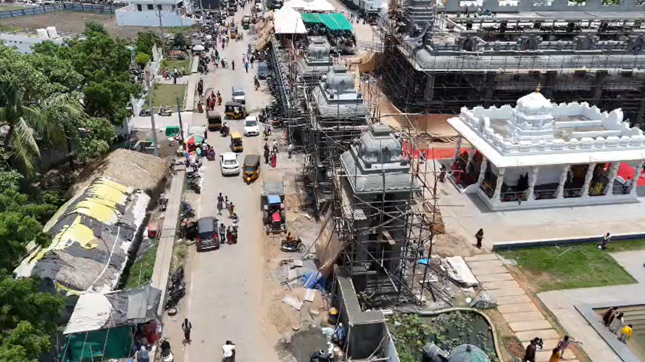 భక్తుల కోసం ఉచిత ఏసీ బస్సు..డోకిపర్రు వెంకన్న ఆలయాన్ని మరింత ప్రత్యేకంగా నిలబెట్టిన సేవల్లో ఉచిత ఏసీ బస్సు ఒకటి. సమీప ప్రాంతాల నుంచి భక్తులను ఆలయానికి ఉచితంగా తీసుకువచ్చి, దర్శనం అనంతరం తిరిగి వారి ప్రాంతాలకు చేరవేసే ఈ సేవకు విశేష స్పందన లభిస్తోంది. ముఖ్యంగా వృద్ధులు, మహిళలు, చిన్నారులకు ఇది ఎంతో ఉపయోగకరంగా మారింది. దర్శనానికి అన్ని సౌకర్యాలు..ఆలయ ప్రాంగణంలో పరిశుభ్రమైన వాతావరణం, తాగునీటి సౌకర్యం, విశ్రాంతి మందిరాలు, వాహనాల పార్కింగ్, క్రమబద్ధమైన క్యూ లైన్లు ఏర్పాటు చేశారు. దీంతో భక్తులు ఎలాంటి ఇబ్బందులు లేకుండా ప్రశాంతంగా స్వామివారిని దర్శించుకునే అవకాశం కలుగుతోంది.